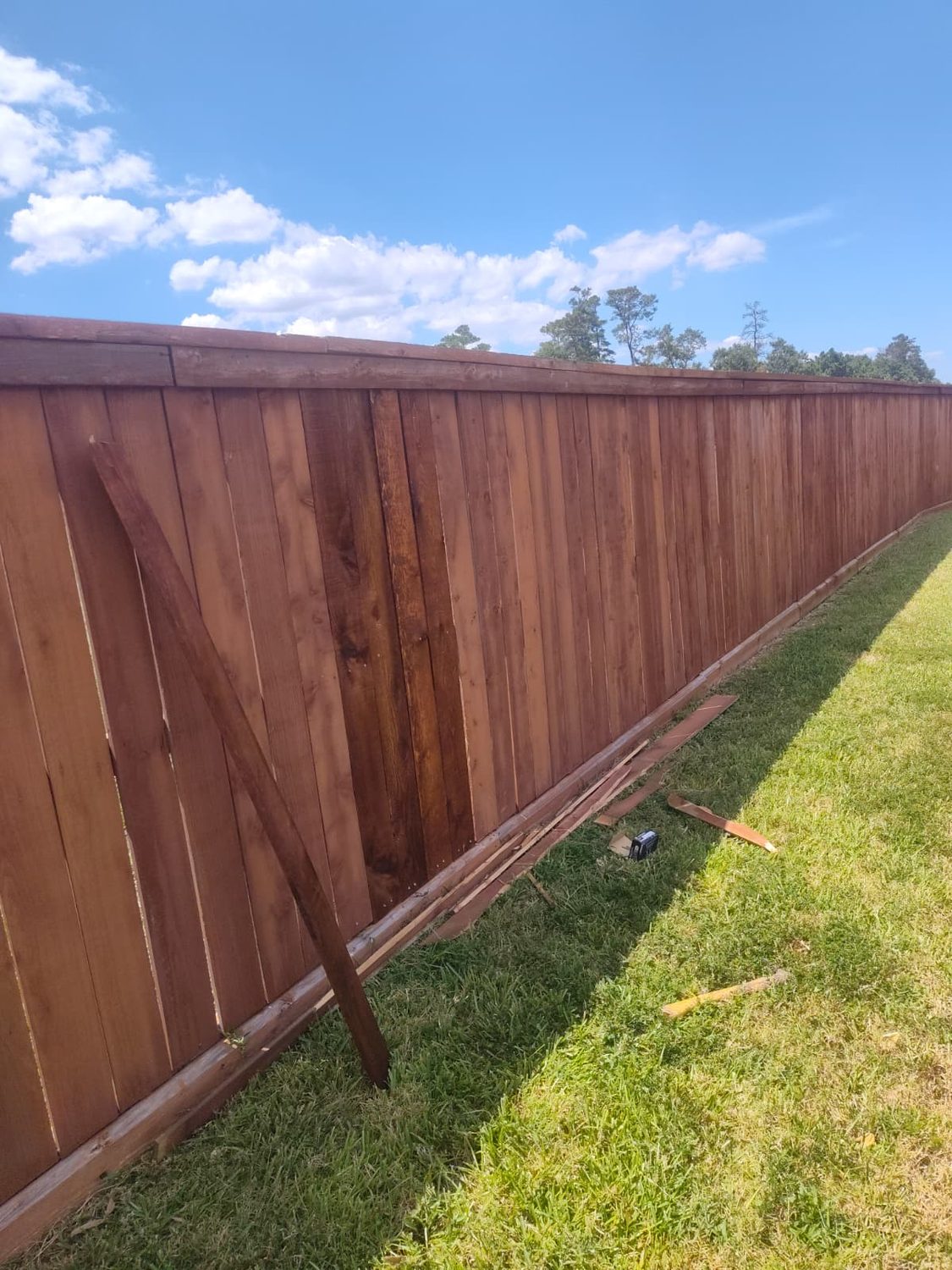 Cerca de madera teñida con remate